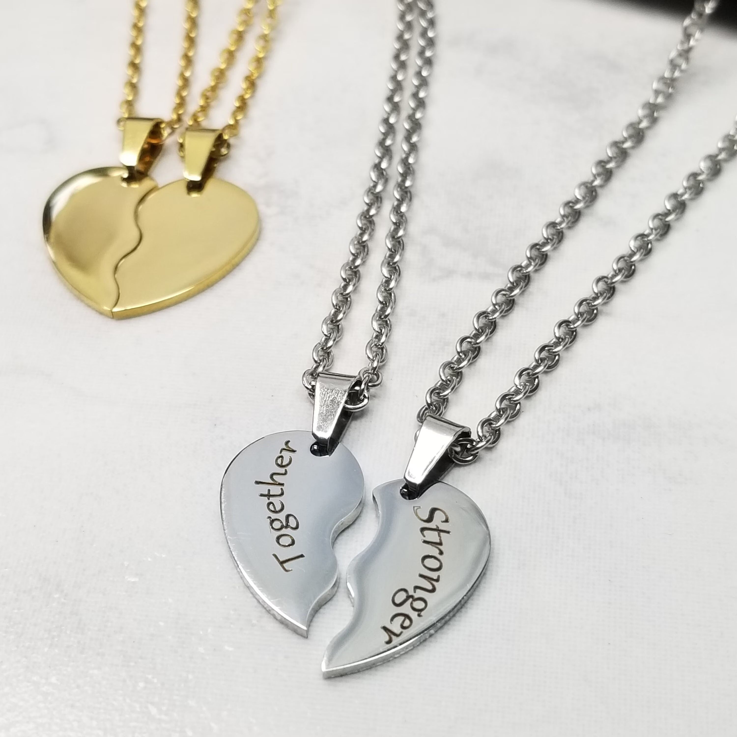 Dúo de Collares Corazón a Mitad Grabables en Acero Inoxidable