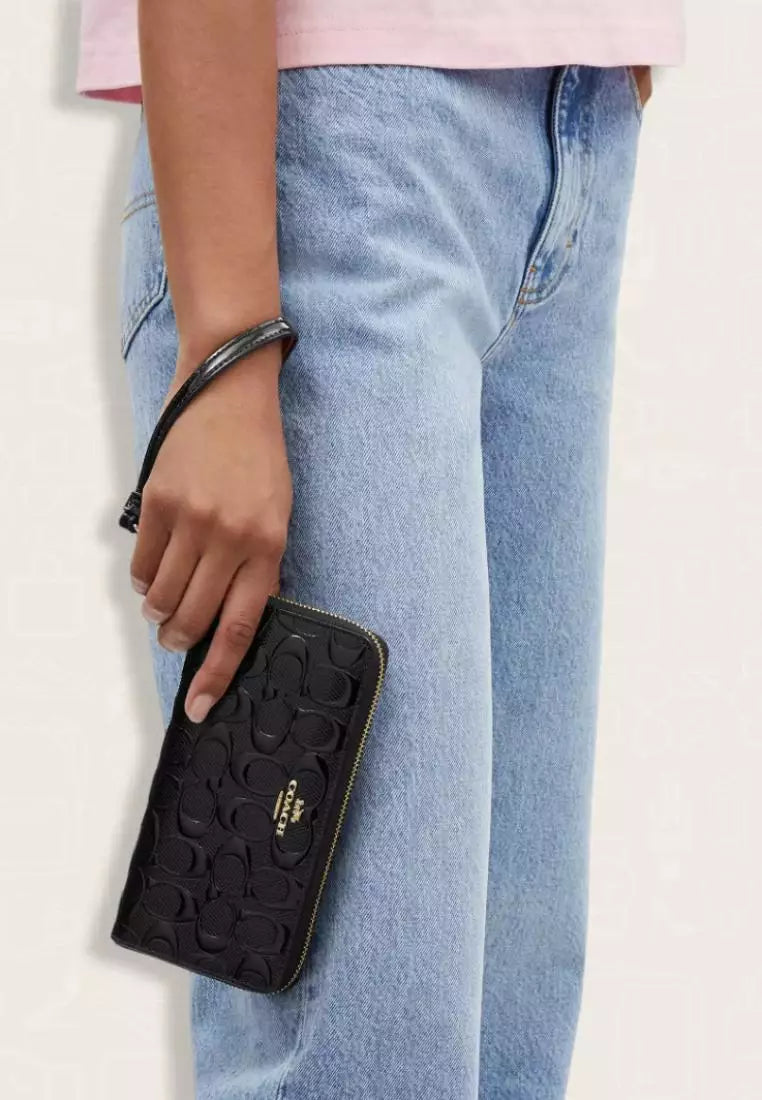 Coach Wristlet en Charol Negro con Logo Grabado