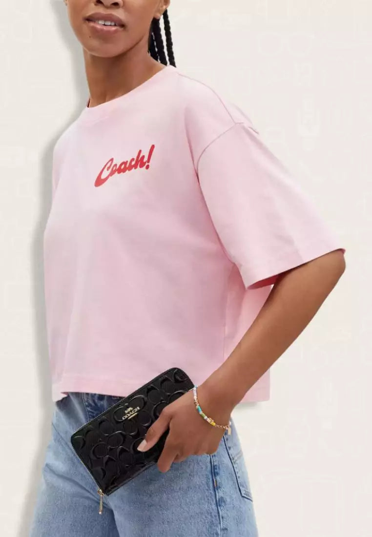 Coach Wristlet en Charol Negro con Logo Grabado